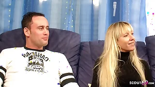 REIFE DEUTSCHE FRAU ZEIGT JUNGEN PAAR WIE SIE MIT SEINEM DICKEN SCHWANZ FICKT